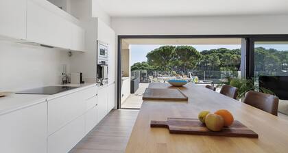 Villa con piscina, aire acondicionado y vistas al mar