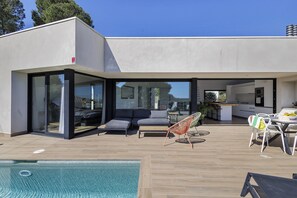 Outdoor dining - Villa con piscina, aire acondicionado y vistas al mar (Pineda Pals)