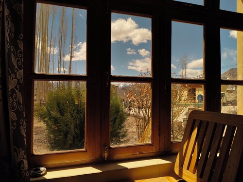 5 minutes to the market!
5 Km from airport!
space for car parking!
Peaceful area