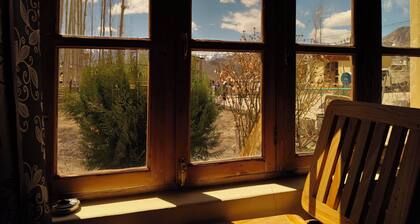 5 minutes to the market!
5 Km from airport!
space for car parking!
Peaceful area