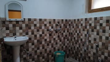 Regadera, bidet, toallas, jabón