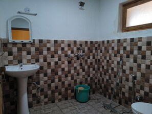 Regadera, bidet, toallas, jabón