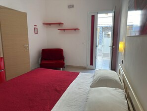 1 bedroom, WiFi, bed sheets - Red Double Room ideal for couples, 50 meters from the sea (Porto Cesareo)