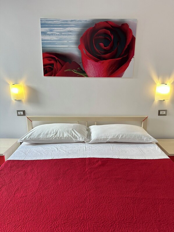 Room - Red Double Room ideal for couples, 50 meters from the sea (Porto Cesareo)