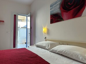 Room - Red Double Room ideal for couples, 50 meters from the sea (Porto Cesareo)