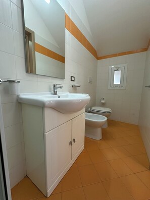 Bathroom - Red Double Room ideal for couples, 50 meters from the sea (Porto Cesareo)