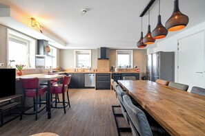 Dining - Small-scale guesthouse in ’t Zand offering comfortable private rooms and shared facilities. Quiet rural location close to the beach, dunes and nature reserves. ('t Zand)