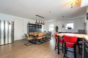 Dining - Small-scale guesthouse in ’t Zand offering comfortable private rooms and shared facilities. Quiet rural location close to the beach, dunes and nature reserves. ('t Zand)