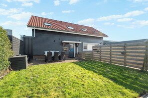 Outdoor dining - Small-scale guesthouse in ’t Zand offering comfortable private rooms and shared facilities. Quiet rural location close to the beach, dunes and nature reserves. ('t Zand)