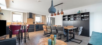 Small-scale guesthouse in ’t Zand offering comfortable private rooms and shared facilities. Quiet rural location close to the beach, dunes and nature reserves.