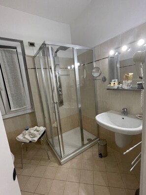 Familie suite, balkon, uitzicht op zwembad | Badkamer | Een regendouche, gratis toiletartikelen, een haardroger, pantoffels