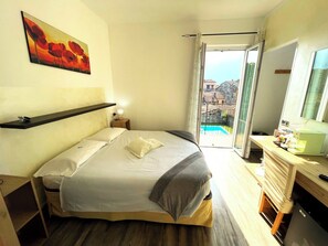 Habitación Confort doble | Minibar, caja fuerte, espacio para trabajar con un portátil