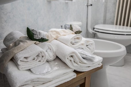 Junior suite 3/4 people | Bathroom | Rainfall showerhead, free toiletries, hair dryer, slippers. HOTEL LAURO