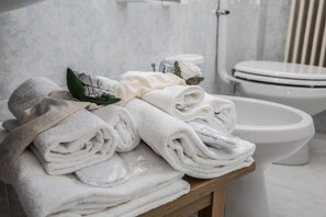 Suite, Balkon, Poolblick | Badezimmer