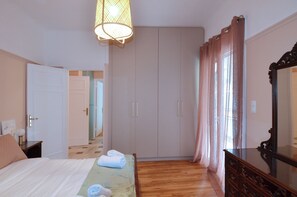 Room - A modern and neoclassical apartment (Athina)