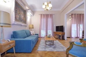 Living area - A modern and neoclassical apartment (Athina)