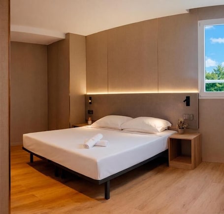 Desk, laptop workspace, free WiFi. HOTEL GOLDEN