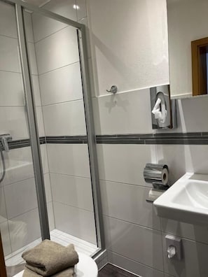 Single Room, Garden View | Bathroom - Kirchspielkrug Landhotel und Restaurant (Westerhever)