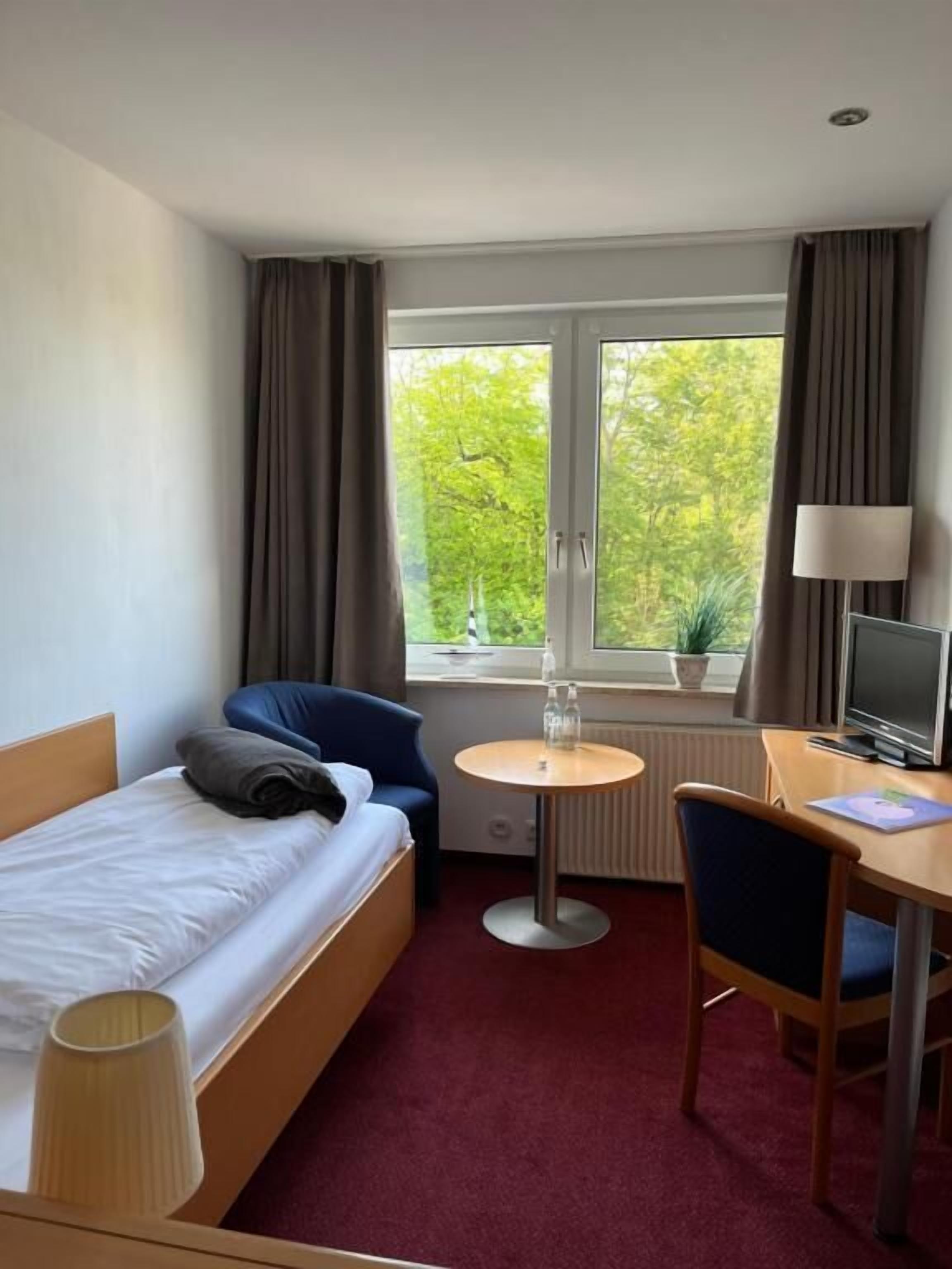 Enkelrum - utsikt mot trädgården