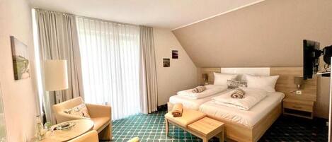 Kahden hengen huone, parveke, jokinäköala