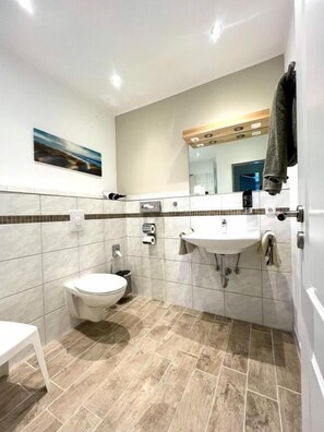 Dubbelrum - balkong - viss havsutsikt | Badrum