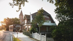 Een gebouw met een bord waarop 'Gasthof' en 'Gasthof Spielkrug' staat.