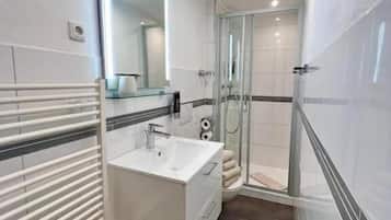 Double Room, Balcony, River View | Bathroom