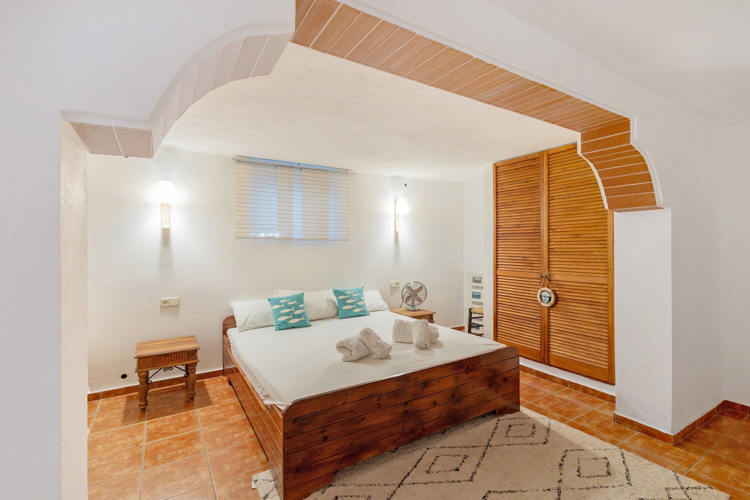 5 bedrooms, iron/ironing board, WiFi, bed sheets