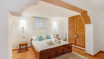 5 bedrooms, iron/ironing board, WiFi, bed sheets