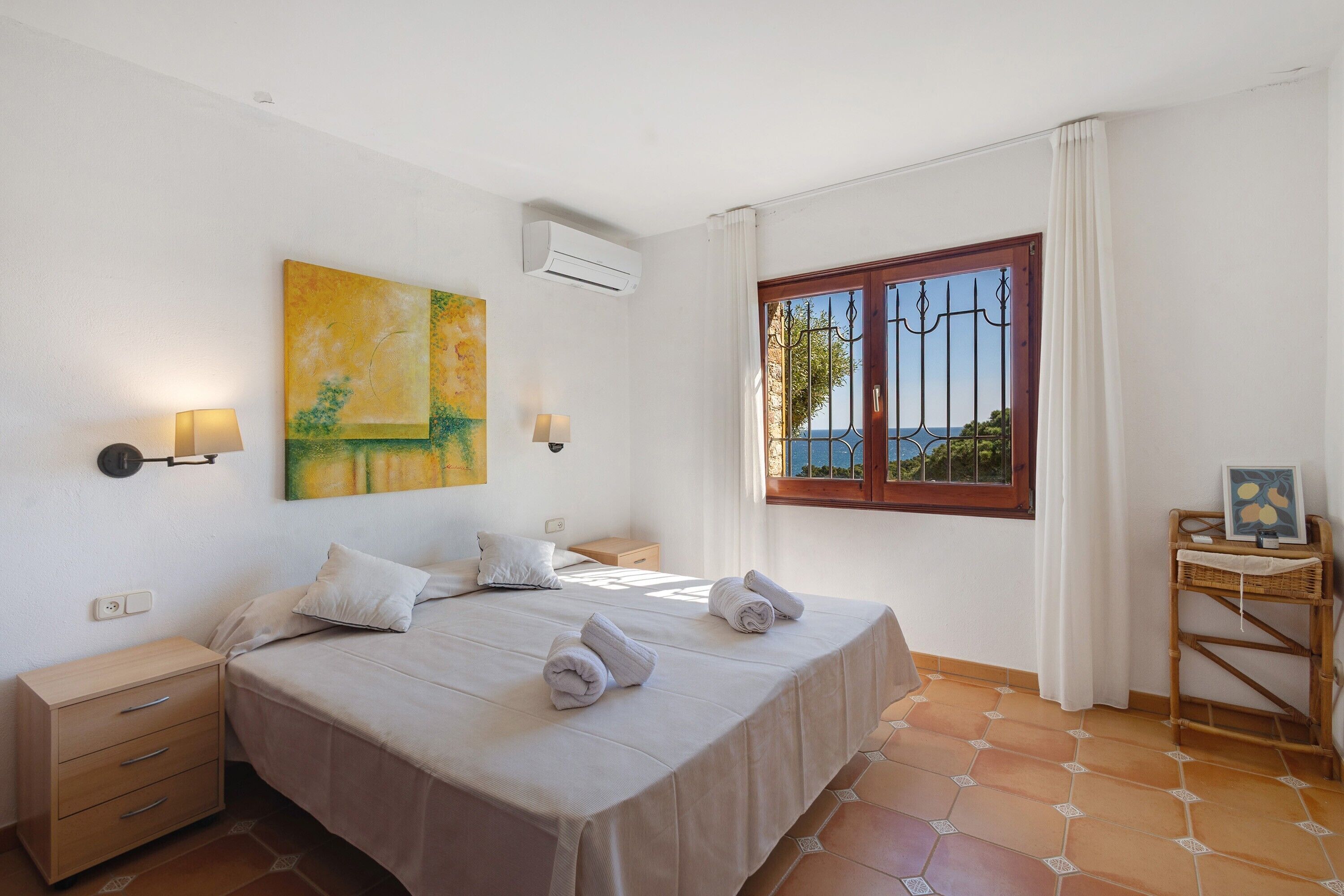 5 bedrooms, iron/ironing board, WiFi, bed sheets