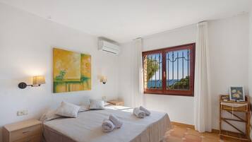 5 bedrooms, iron/ironing board, WiFi, bed sheets