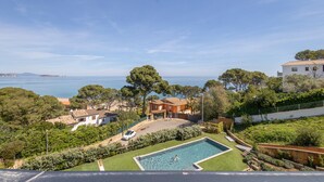 Ein Wohnhaus mit Swimmingpool, Meerblick und gepflegtem Garten.