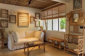 Deluxe Suite | Living area