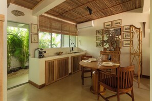 Deluxe Suite | Private kitchen | Full-size fridge, microwave, oven, stovetop - Maison Tropical  (Flic-en-Flac)