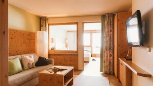 Luxury Suite, Balcony, Garden View | Living area - Gartenhotel Linde (Ried im Oberinntal)