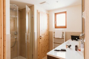 Standard-dobbeltværelse - balkon - bjergudsigt | Badeværelse