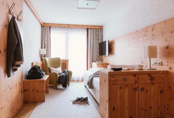 Standard Single Room, Balcony, Mountain View - Gartenhotel Linde (Ried im Oberinntal)