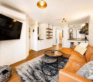 Smart TV - Welcome to Magical McAtee, a stylish resort-style apartment just 5 minutes from the heart of Fremantle. <br>Relax by the sparkling pool, enjoy a luxurious king bed, free parking, fast Wi-Fi and a fully equipped kitchen. <br>Perfect for couples, famil (Fremantle)