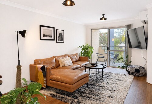 Stylish 2-bedroom resort-style apartment in Fremantle, just 5 minutes from the city center. Features a luxurious king bed, sparkling communal pool, free secure parking, and free Wi-Fi. Comfortably accommodates up to 4 guests.