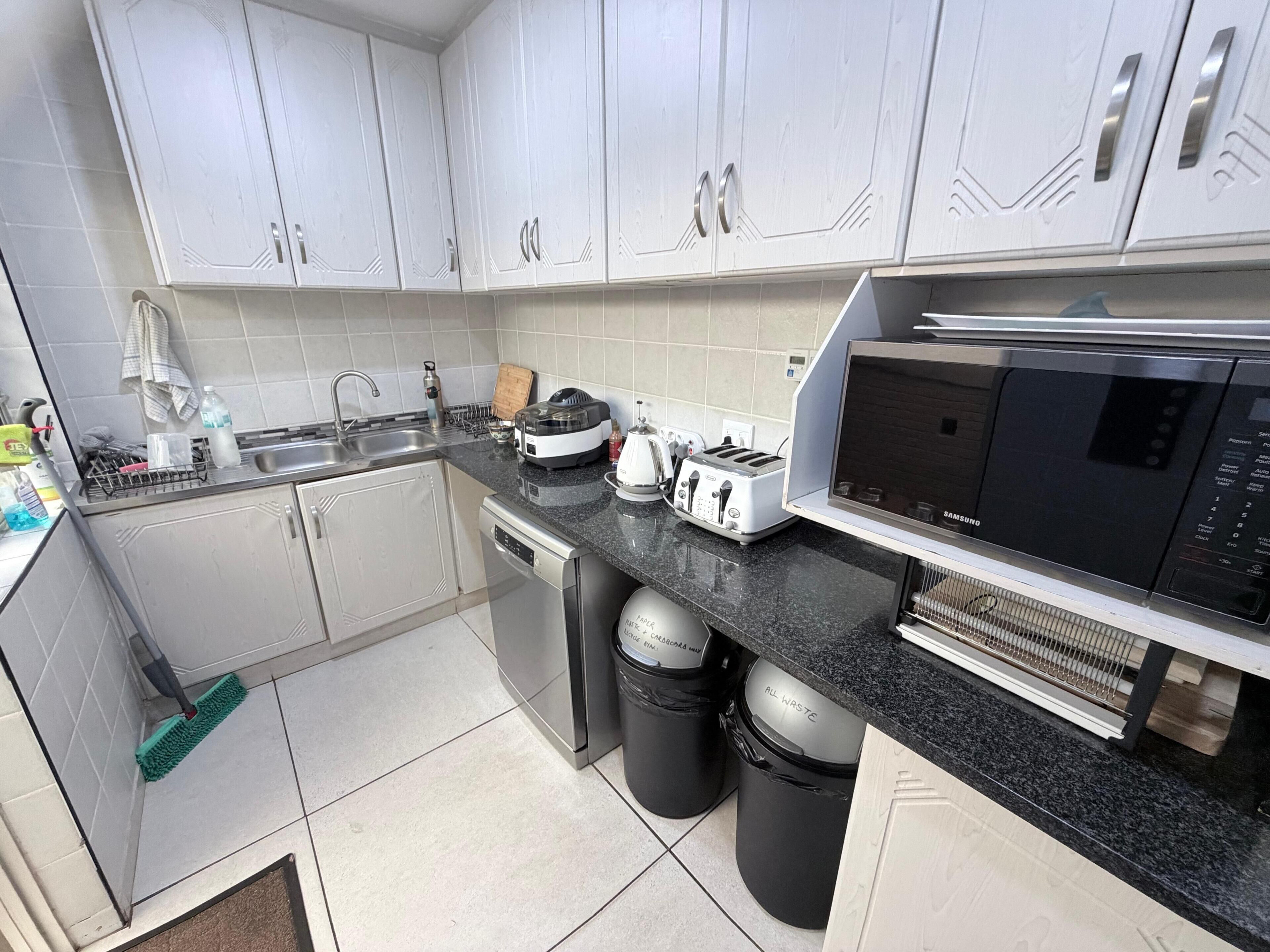 Micro-ondes, four, plaque de cuisson, lave-vaisselle