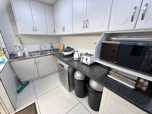 Microonde, forno, piano cottura, lavastoviglie