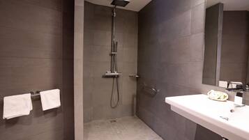 Standaard tweepersoonskamer | Badkamer | Zeep, shampoo, toiletpapier