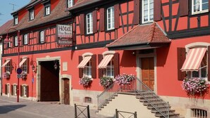 A traditional half-timbered building with a sign for 'Hotel Père Benoit.' - Hôtel Restaurant Père Benoît (Entzheim)