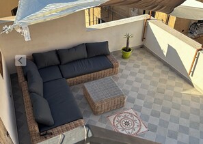 Property grounds - Termini Imerese between Cefalu and Palermo, spacious, a short walk to the beach. (Termini Imerese)