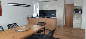 Køleskab, mikrobølgeovn, kogeplade, opvaskemaskine