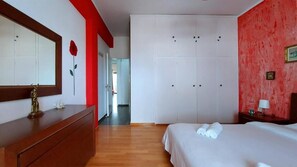 Departamento, balcón, vista a la ciudad | Tabla de planchar con plancha 