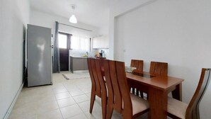 Apartment, Balcony, City View | Tempat makan