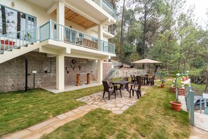 Outdoor dining - Villa Bliss By Ravi And Jazz (Kasauli)