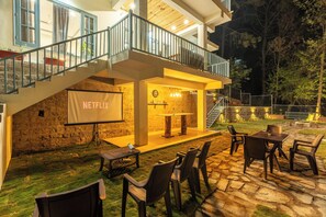 Outdoor dining - Villa Bliss By Ravi And Jazz (Kasauli)