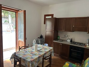 Fridge, stovetop